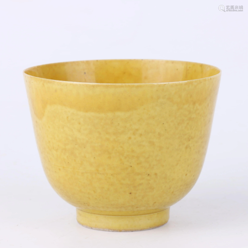 A CHINESE YELLOW GLAZE PORCELAIN CUP
