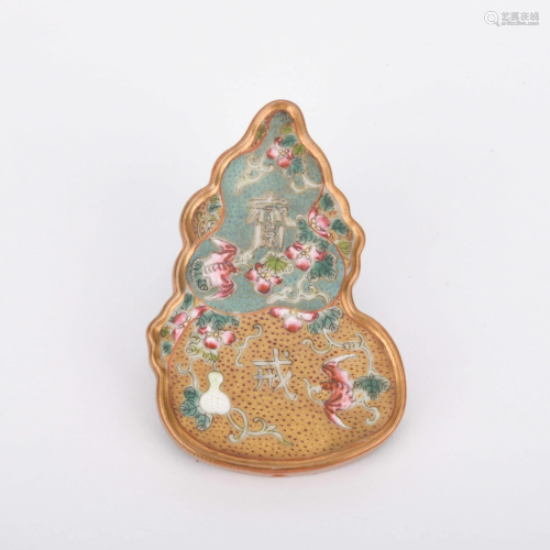 A CHINESE FAMILLE ROSE PORCELAIN GOUR…