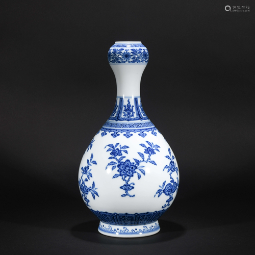 A CHINESE FLORAL PORCELAIN GARLIC BOTTLE