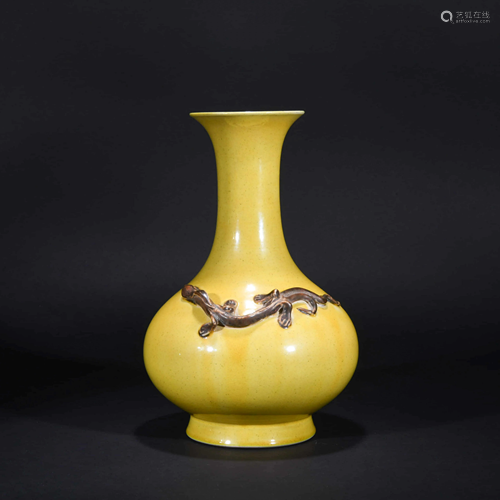 A CHINESE YELLOW GLAZE PORCELAIN VASE …