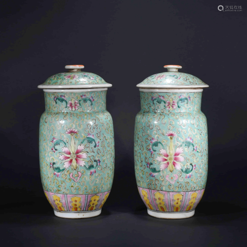 A PAIR OF CHINESE FAMILLE ROSE PORCELAIN…