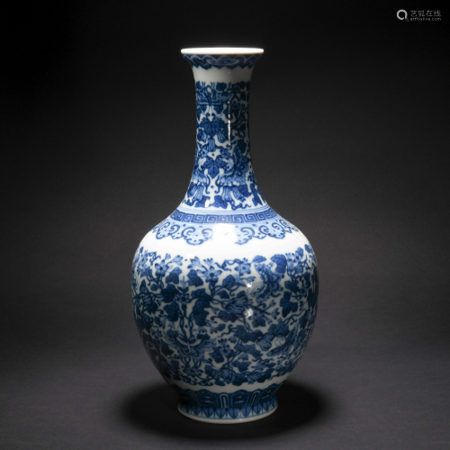 A CHINESE BLUE AND WHITE VASE: BUTTE…