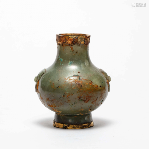 A CHINESE GLIDED JADE VASE ORNAMENT