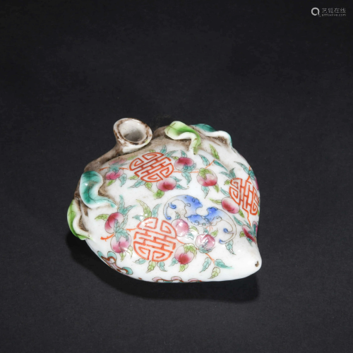 A CHINESE FAMILLE ROSE PORCELAIN PEACH-…