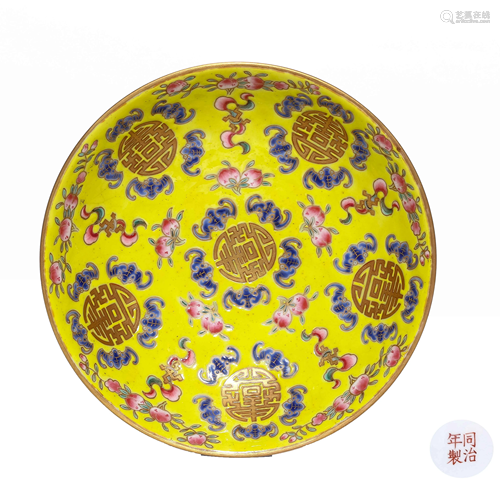 A CHINESE GILDING FAMILLE ROSE PORCELAIN…