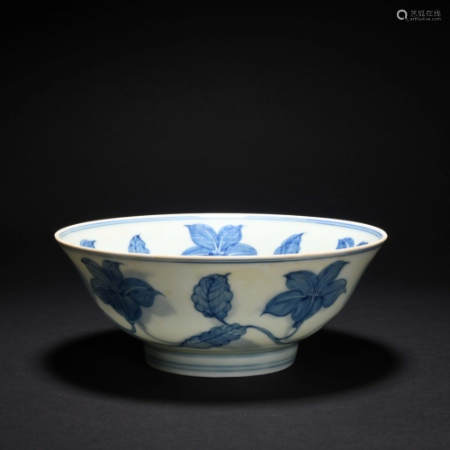 A CHINESE FLORAL BLUE AND WHITE PORCEL…