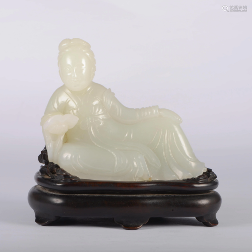 A CHINESE JADE FIGURE ORNAMENT WIT…