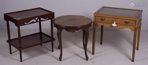 Hepplewhite style mahogany vitrine table