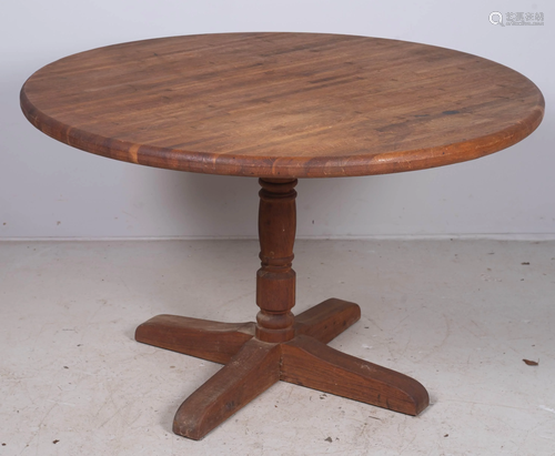 Sheraton style walnut pedestal dining table