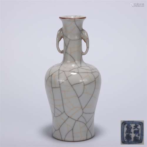 A Chinese Ge Kiln Double Ears Porcelain Vase