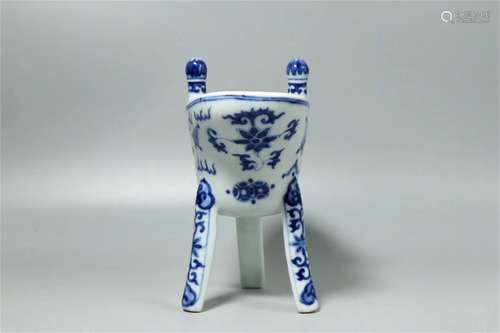 A Chinese Blue and White Porcelain Jue Cup