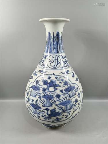 A Chinese Blue and White Porcelain Vase