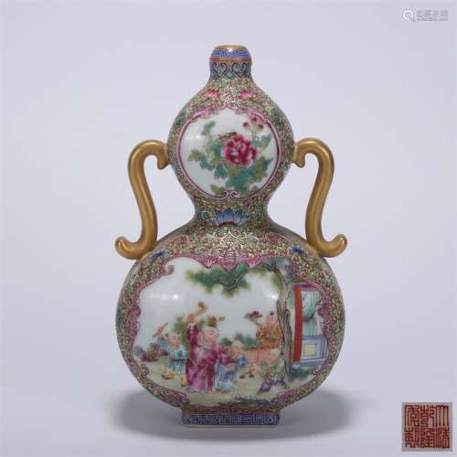 A Chinese Floral Porcelain Gourd-shaped Vase
With Double Ears