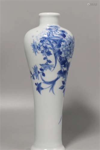 A Chinese Blue and White Floral Porcelain Vase