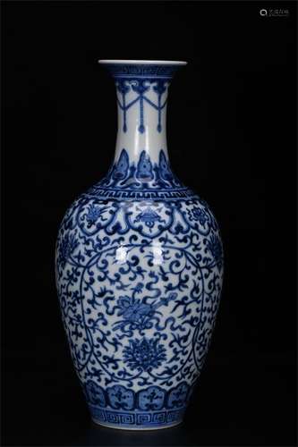 A Chinese Blue and White Floral Porcelain Vase