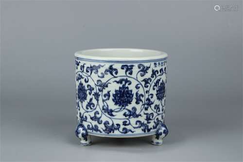 A Chinese Blue and White Floral Porcelain Vase