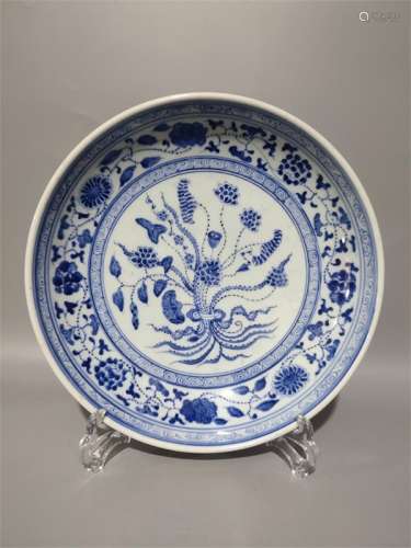 A Chinese Blue and White Interlock Branch Floral Porcelain Plate