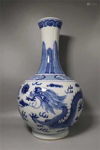 A Chinese Blue and White Dragon Pattern Porcelain Vase