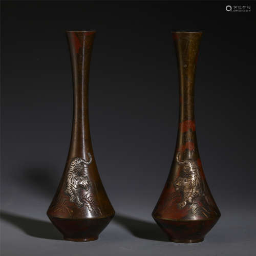 A PAIR OF CHINESE ANCIENT BRONZE CARVED BEAST VASE