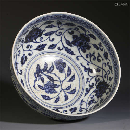 A CHINESE BLUE AND WHITE PORCELAIN FLOWER BOWL