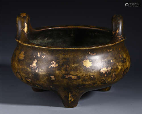 A CHINESE BRONZE DOUBLE HANDLE TRIPLE FEET CENSER