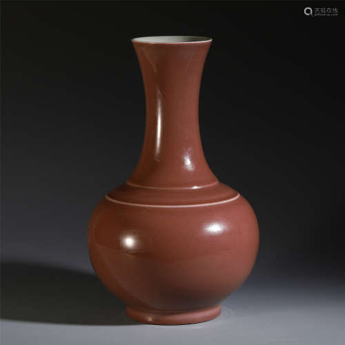 A CHINESE RED AND GLAZE  PORCELAIN VASE