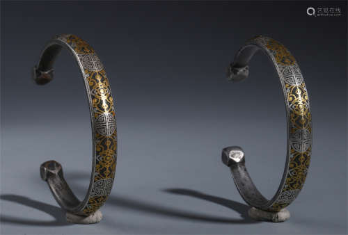 A PAIR OF CHINESE SILVER GILT CARVED BANGLE