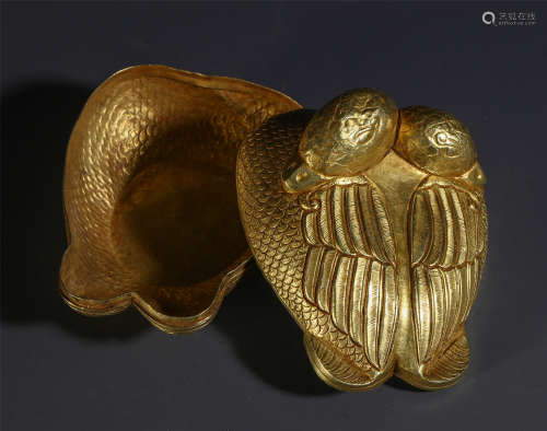A CHINESE PURE GOLD CARVED DOUBLE DUCK LIDDED BOX