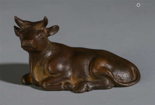 A CHINESE ANCIENT BRONZE CARVED OX TABLE ITEM