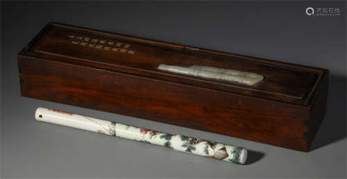 A CHINESE WUCAI PORCELAIN FIGURES BRUSH IN BOX CASE