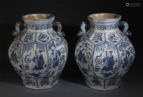 A PAIR OF CHINESE BLUE AND WHITE PORCELAIN DOUBLE HANDLE VASE