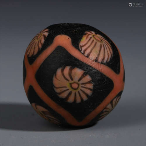 A FINE CHINESE PEKING GLASS CARVED FLOWER BEAD