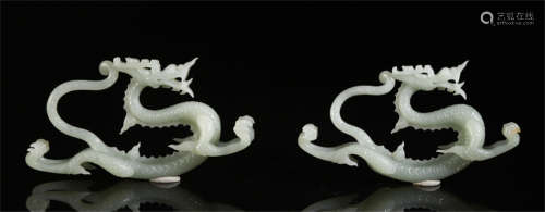 A PAIR OF CHINESE JADE CARVED DRAGON TABLE ITEM