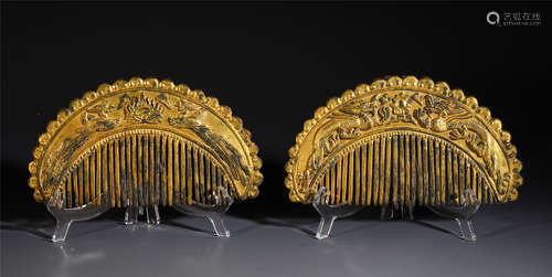 A PAIR OF CHINESE GILT BRONZE CARVED  PHOENIX COMB