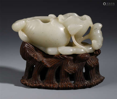 A CHINESE ANCIENT JADE CARVED LOTUS BRUSH POT