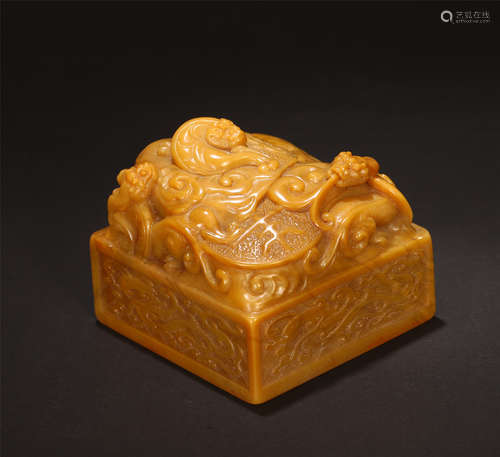 A CHINESE TIANHUANG STONE CARVED TRIPLE DRAGON SEAL