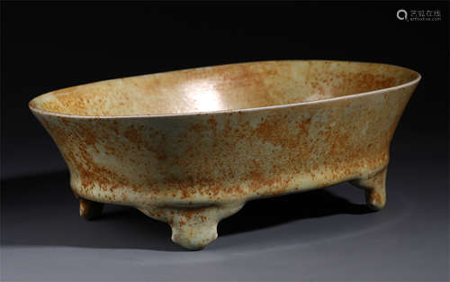 A CHINESE PORCILAIN GUAN TYPE FOUR FEET BASIN