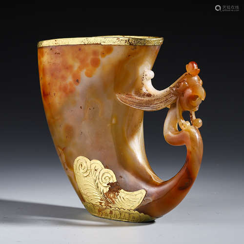 A CHINESE JADE CARVED PHOENIX GILT INLAID LIBATION CUP