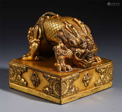 A CHINESE GILT BRONZE CARVED DOUBLE BEAST SEAL