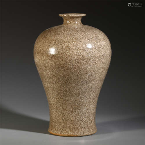 A CHINESE PORCELAIN GUAN TYPE MEIPING VASE