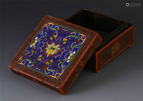 A CHINESE WOOD PAINTING FLOWER LIDDED BOX