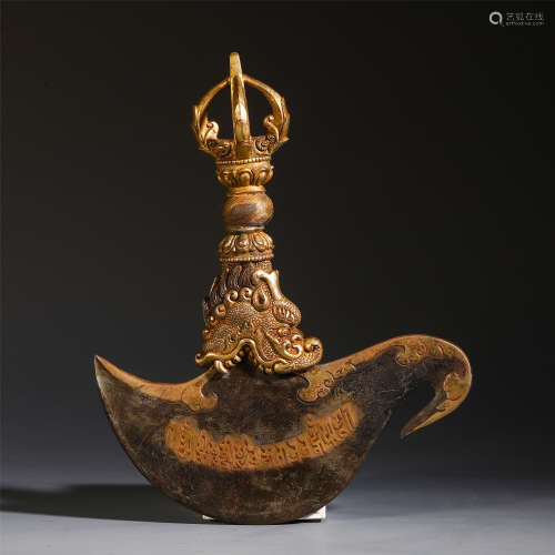 A CHINESE GILT BRONZE CARVED DRAGON PATTERN AXE ARTIFACT