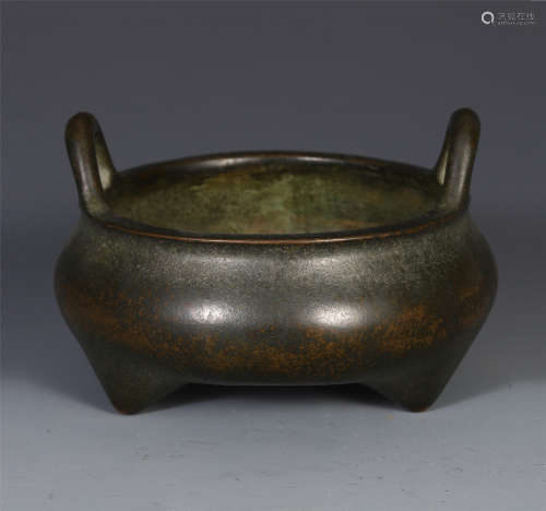 A CHINESE ANCIENT BRONZE DOUBLE HANDLD CENSER