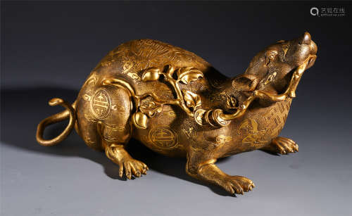 A CHINESE GILT BRONZE CARVED RAT TABLE ITEM