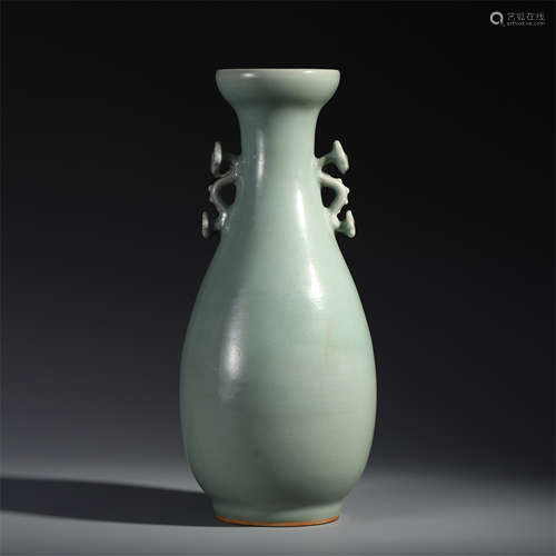 A CHINESE PORCELAIN CELADON GLAZE DOUBLE HANDLE VASE