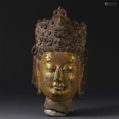 A CHINESE ANCIENT STONE CARVED GILT LACQUERED BUDDHA HEAD