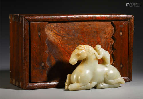 A CHINESE ANCIENT JADE CARVED HORSE OR MONKEY TABLE ITEM