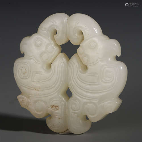 A CHINESE JADE CARVED DOUBLE BEAST PLAQUE PENDANT