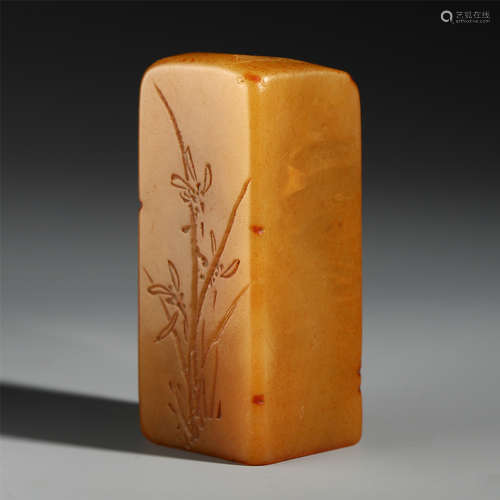 A CHINESE TIANHUANG STONE CARVED FLOWER SEAL