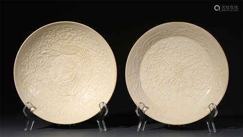 A PAIR OF CHINESE WHITE JADE CARVED DRAGON PHOENIX PATTERN PLATE